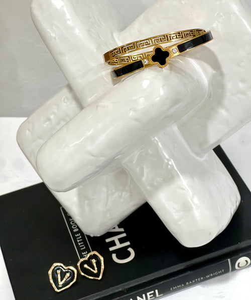 Black earring and pulse