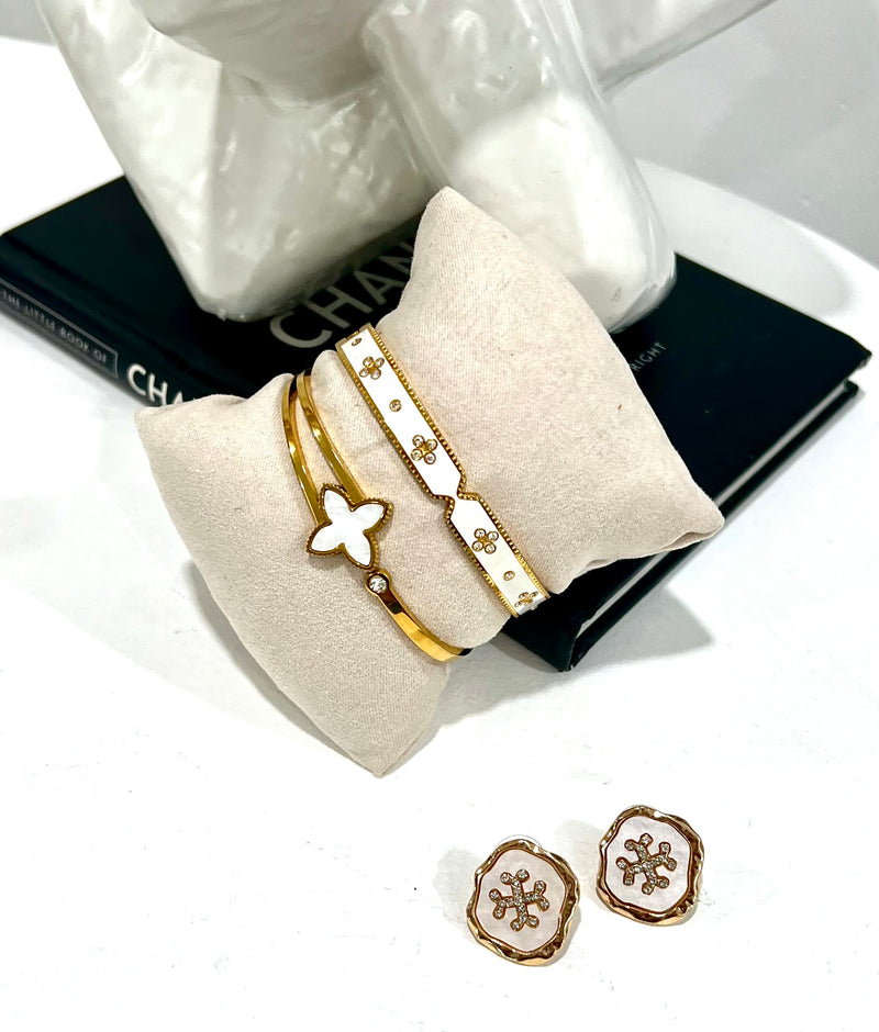 White set pulse and earrings