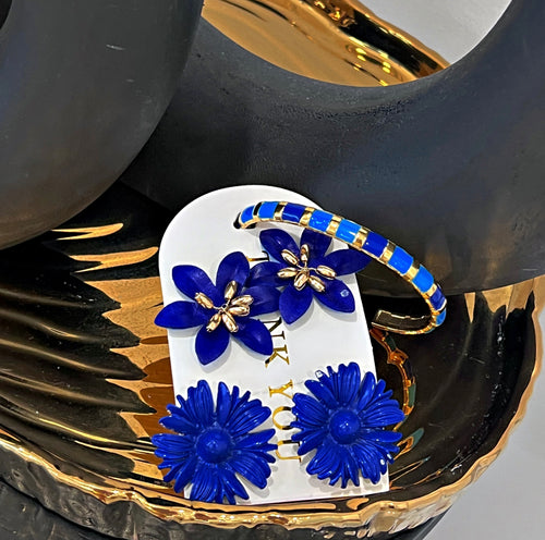 Blue earrings and pulse , 3 pieces included
